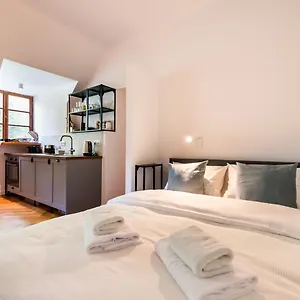 Comfortable Old Town Apartament