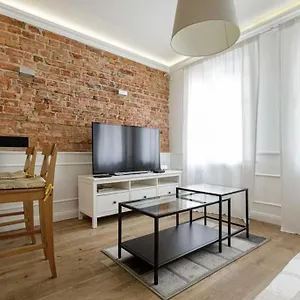https://golden-apartments-wrocawuniwersytecka.hotelswroclaw.com